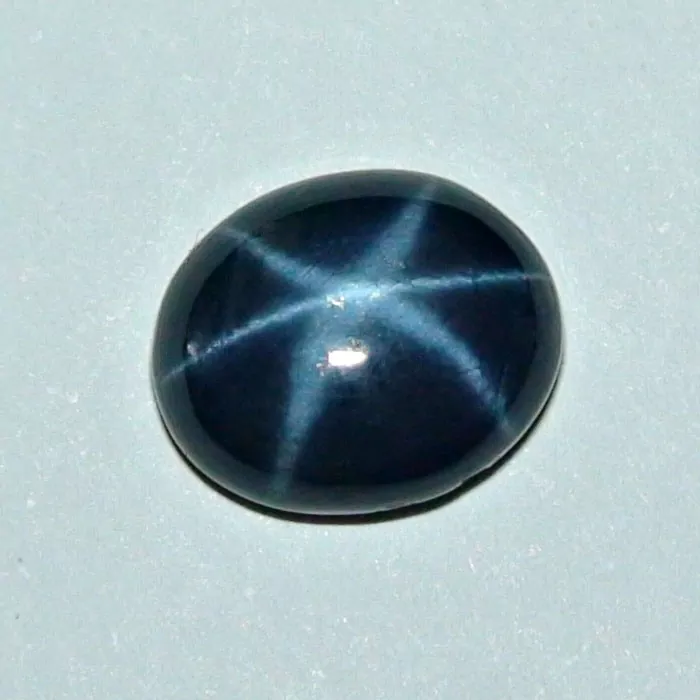 Blauer Sternsaphir mit 4,84 ct - Cabochon-Schliff