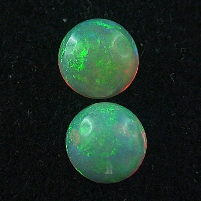 Grünlastiges Multicolor Welo Opal Pärchen 1,26 ct u. 1,29 ct Opalsteine