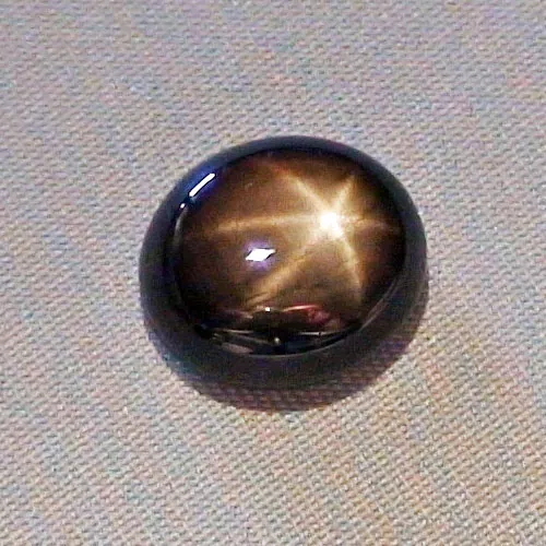 Schwarzer Stern-Saphir mit goldbraunen Stern 8,13 ct Cabochon-Schliff