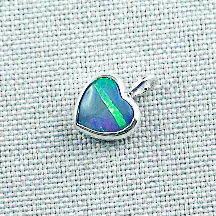 Herzanhänger 0,89 ct Black Crystal Opal mit Silberkette