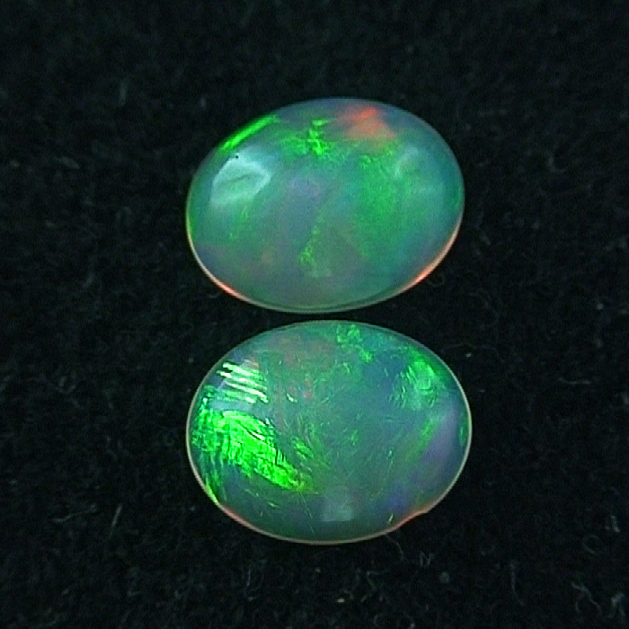 Grüne Welo Opal Pärchen 0,89 u. 1,02 ct für Ohrringe