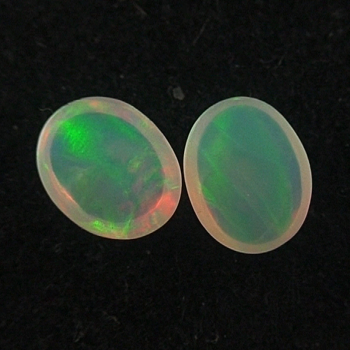 Multicolor Welo Opal Pärchen 1,04 ct u. 0,91 ct Grüne Opalsteine
