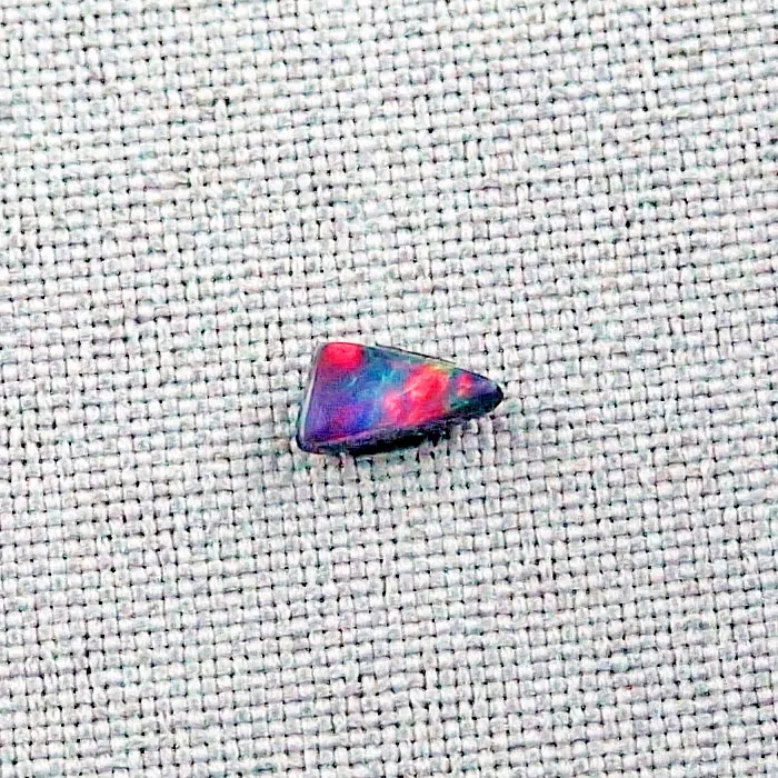 0,57 ct Black Opal Multicolor aus Australien 8,46 x 4,53 x 2,62 mm