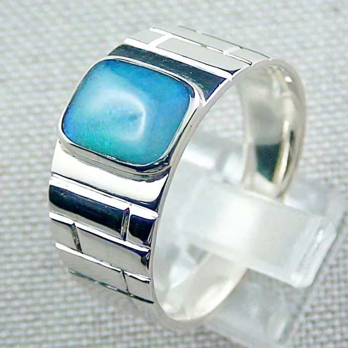 Eleganter Opalring mit blauen Black Crystal Opal 1,32 ct