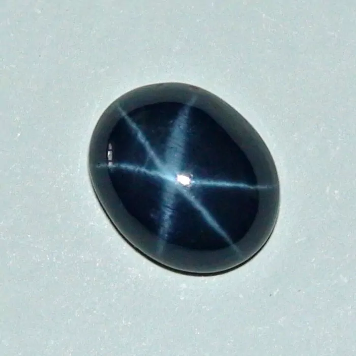 Blauer Sternsaphir mit 4,42 ct - Cabochon-Schliff