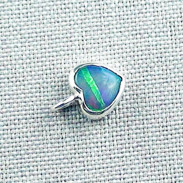Herzanhänger 0,89 ct Black Crystal Opal mit Silberkette