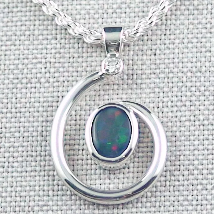 Opalanhänger mit 1,03 ct Black Opal, 0,05 ct Diamant, Kette