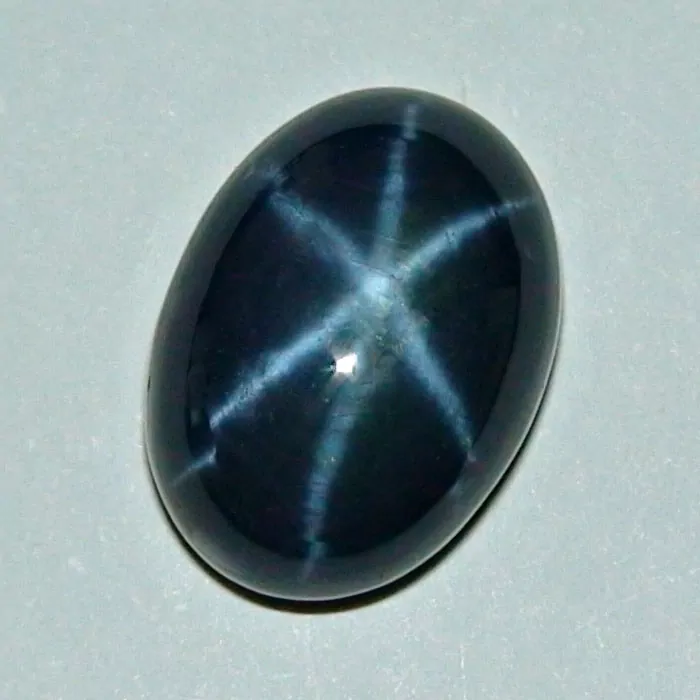 Blauer Sternsaphir mit 9,92 ct - Cabochon-Schliff