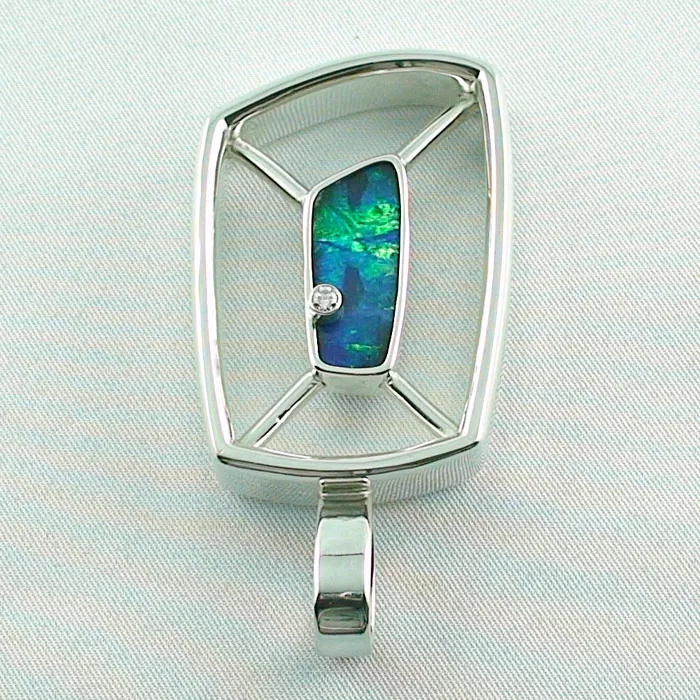 131,32 gr Opal-Collier mit 23,23 ct Boulder Opal, Diamant