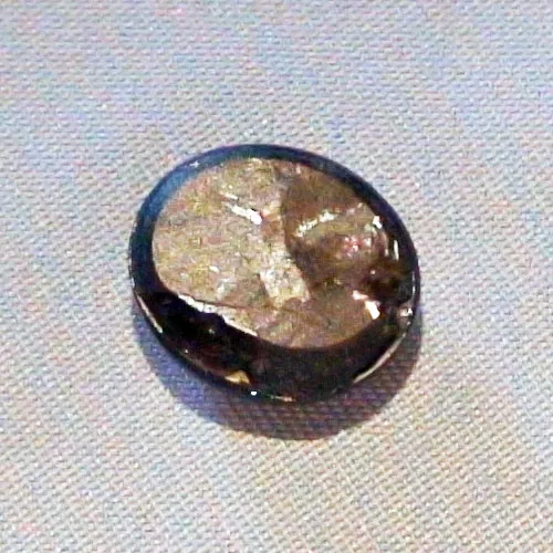 Schwarzer Stern-Saphir mit goldbraunen Stern 8,13 ct Cabochon-Schliff