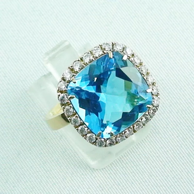 Auftragsarbeit: Blautopas-Goldring 18k Diamantring mit Blautopas und Diamanten