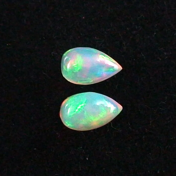 Welo Opal Pärchen 1,65 u. 1,59 ct Multicolor Milchopale Opale