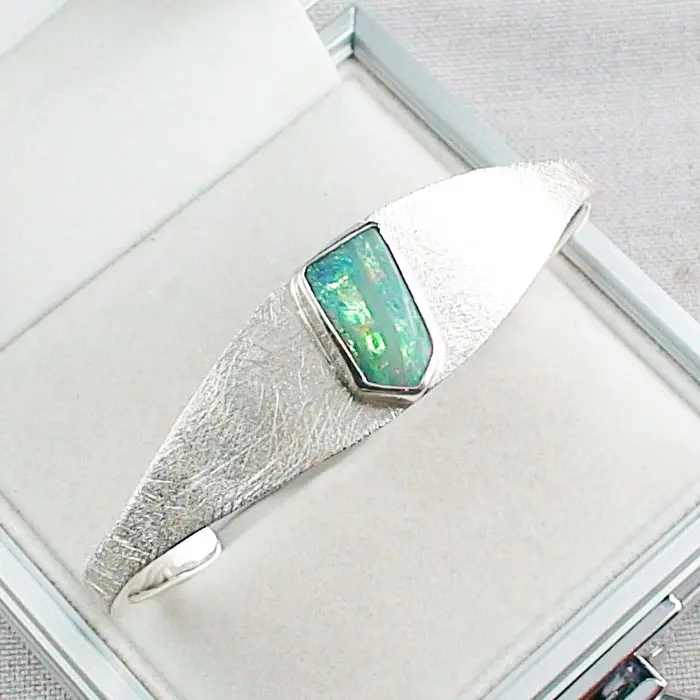 Silberarmreif mit Opal