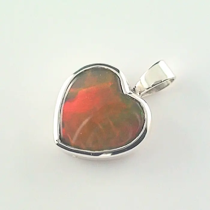 Herzanhänger mit roten 3,05 ct Welo Opal & Silberkette