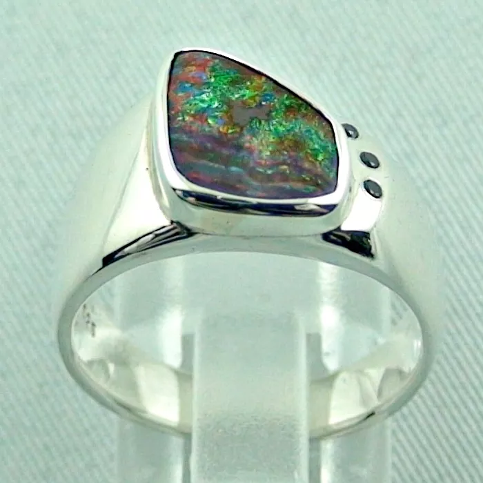 Massiver Silberring mit großem Boulder Opal 2,83 ct und 4 Diamanten