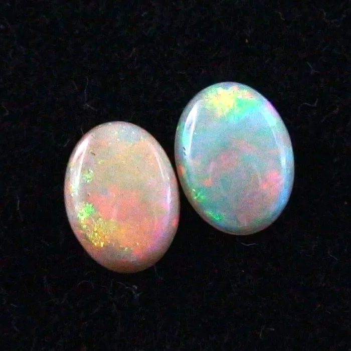 Black Crystal Opal Pärchen 0,75 ct. + 0,86 ct. Multicolor Vollopale