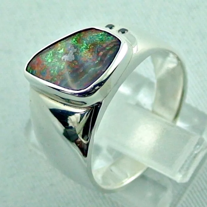 Massiver Silberring mit großem Boulder Opal 2,83 ct und 4 Diamanten
