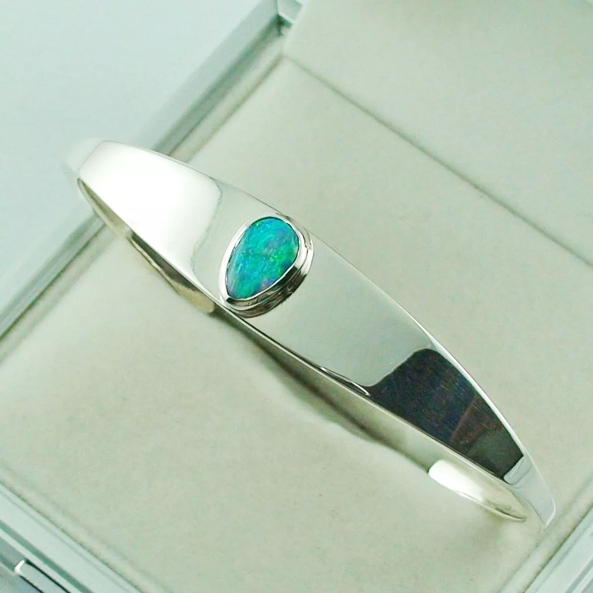 Massiver Opalarmreif Silberarmreif Black Crystal Opal 1,86 ct Silberarmband