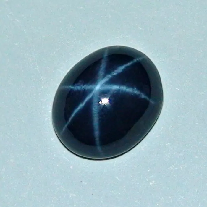 Blauer Sternsaphir mit 4,42 ct - Cabochon-Schliff
