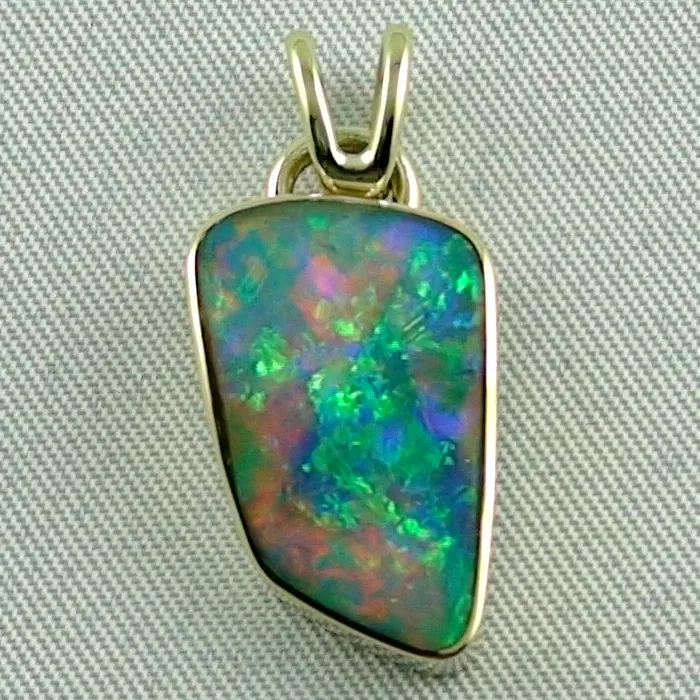 Massiver Opalanhänger aus Gold mit Grünen Black Crystal Opal