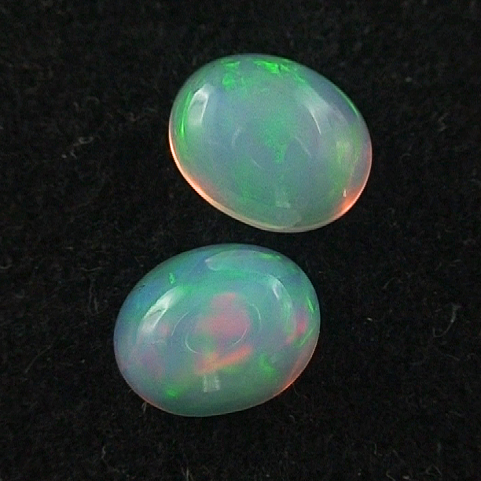 Multicolor Welo Opal Pärchen 1,34 ct u. 1,57 ct Grün Blaue Opalsteine